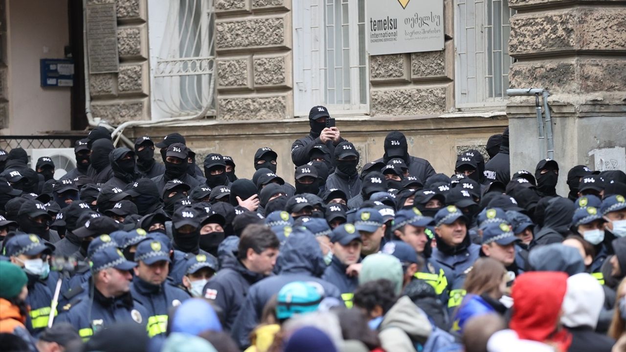 Gürcistan'da Yeni Parlamento İlk Oturumunu Gerçekleştirirken Muhalefet Protestoları Sürüyor