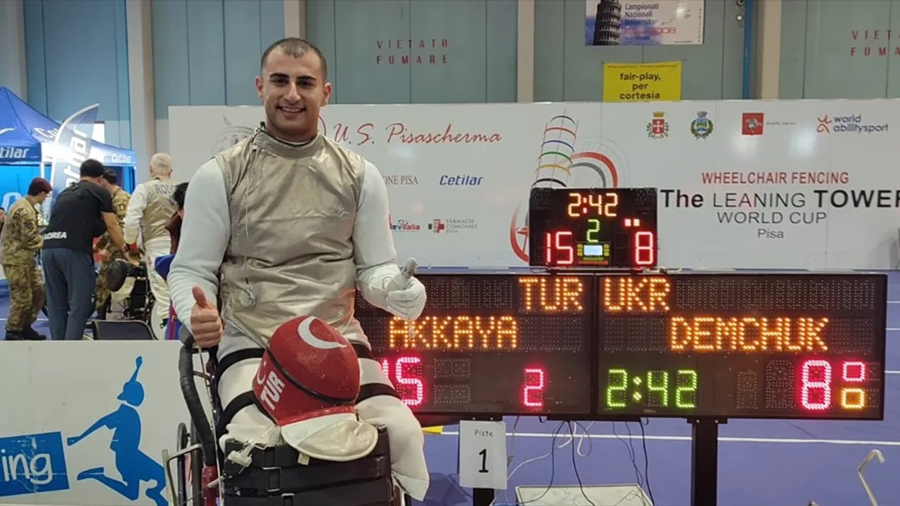 Hakan Akkaya, İtalya'da Tekerlekli Sandalye Eskrim Dünya Kupası'nda Altın Madalya Kazandı