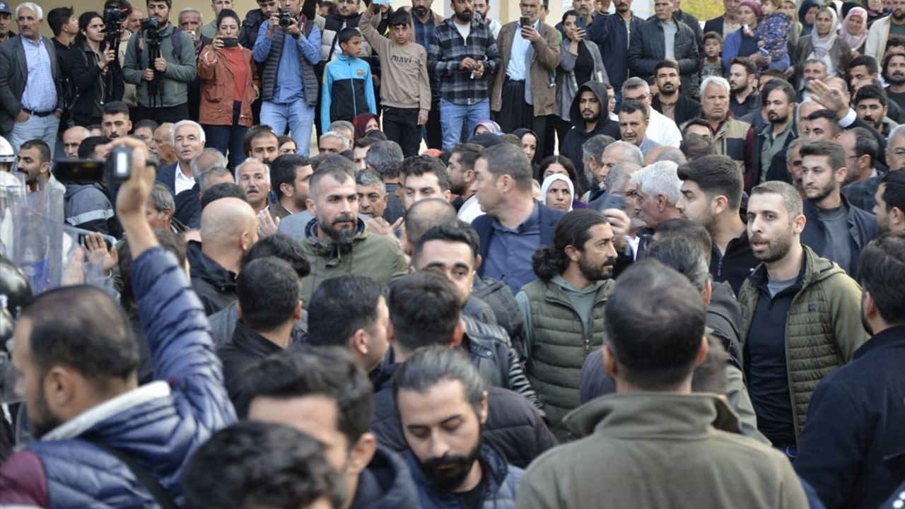 Halfeti Belediyesi Önünde Taşlı Saldırı: 2 Polis Yaralı