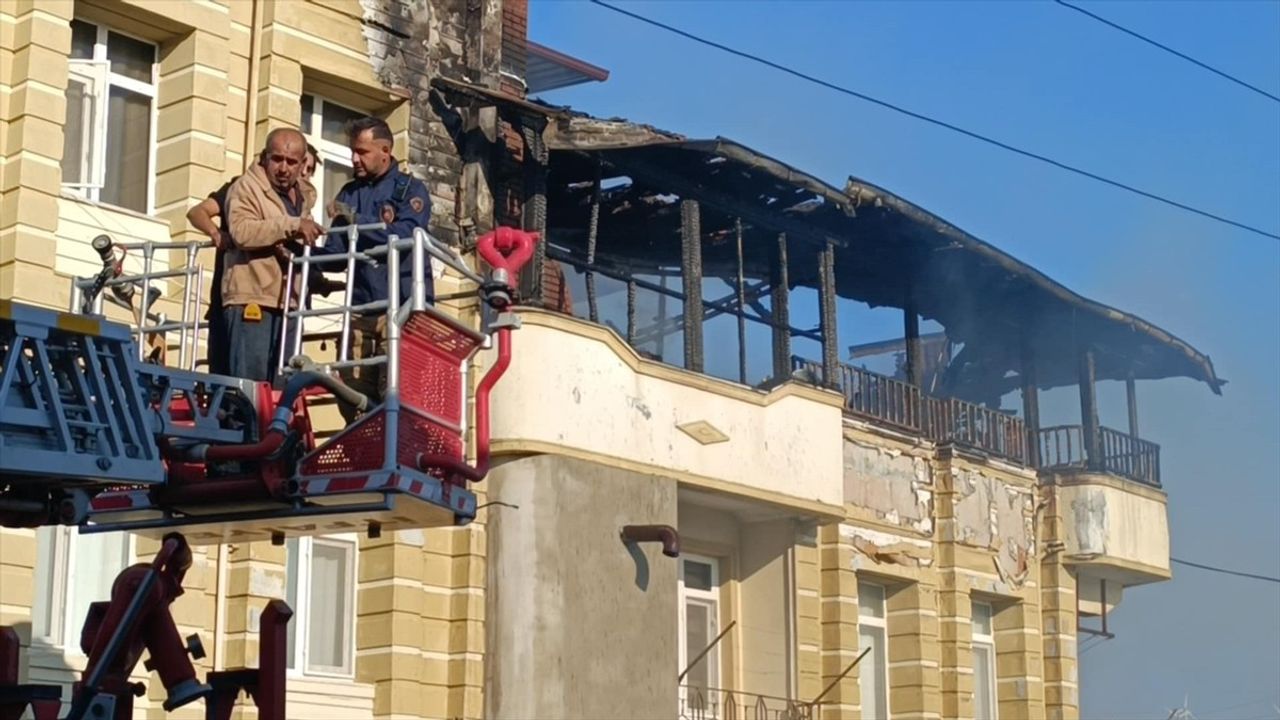 Hatay'da 3 Katlı Bina Yangını: 3 Kişi Kurtarıldı