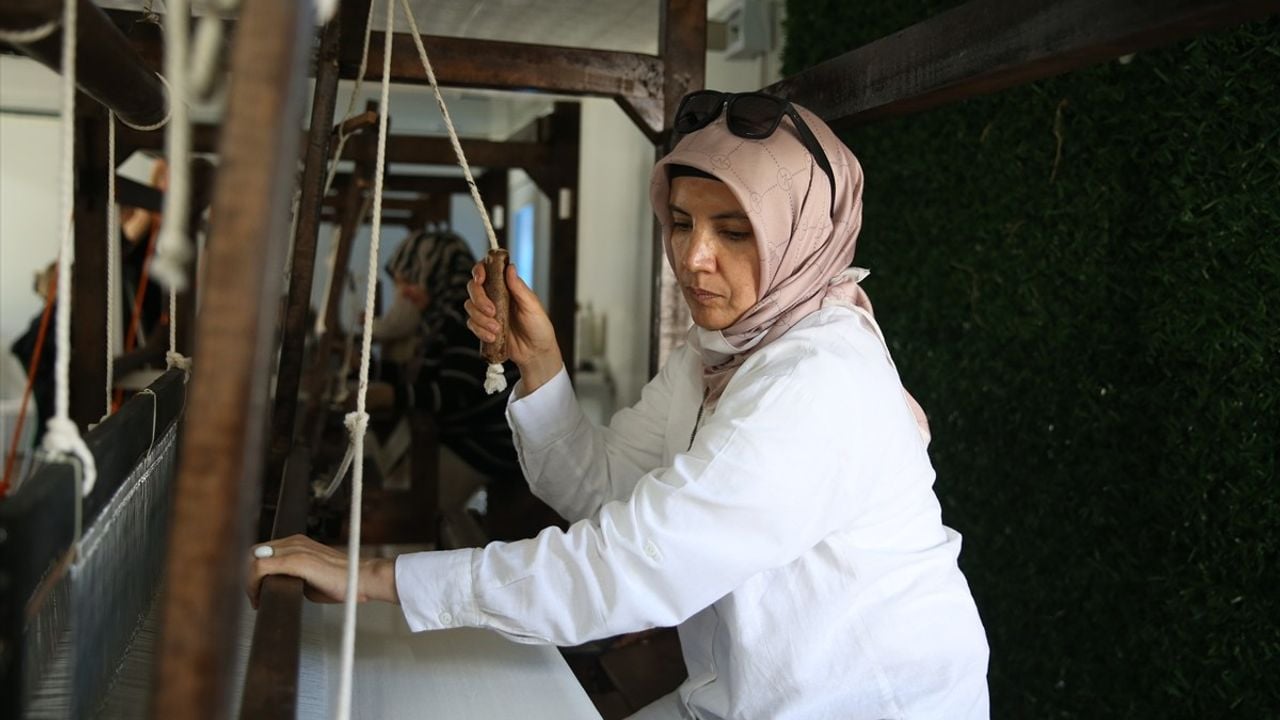 Hatay'da Konteyner Kentteki Kurs Kadınları İpek Dokumacılığıyla Tanıştırıyor