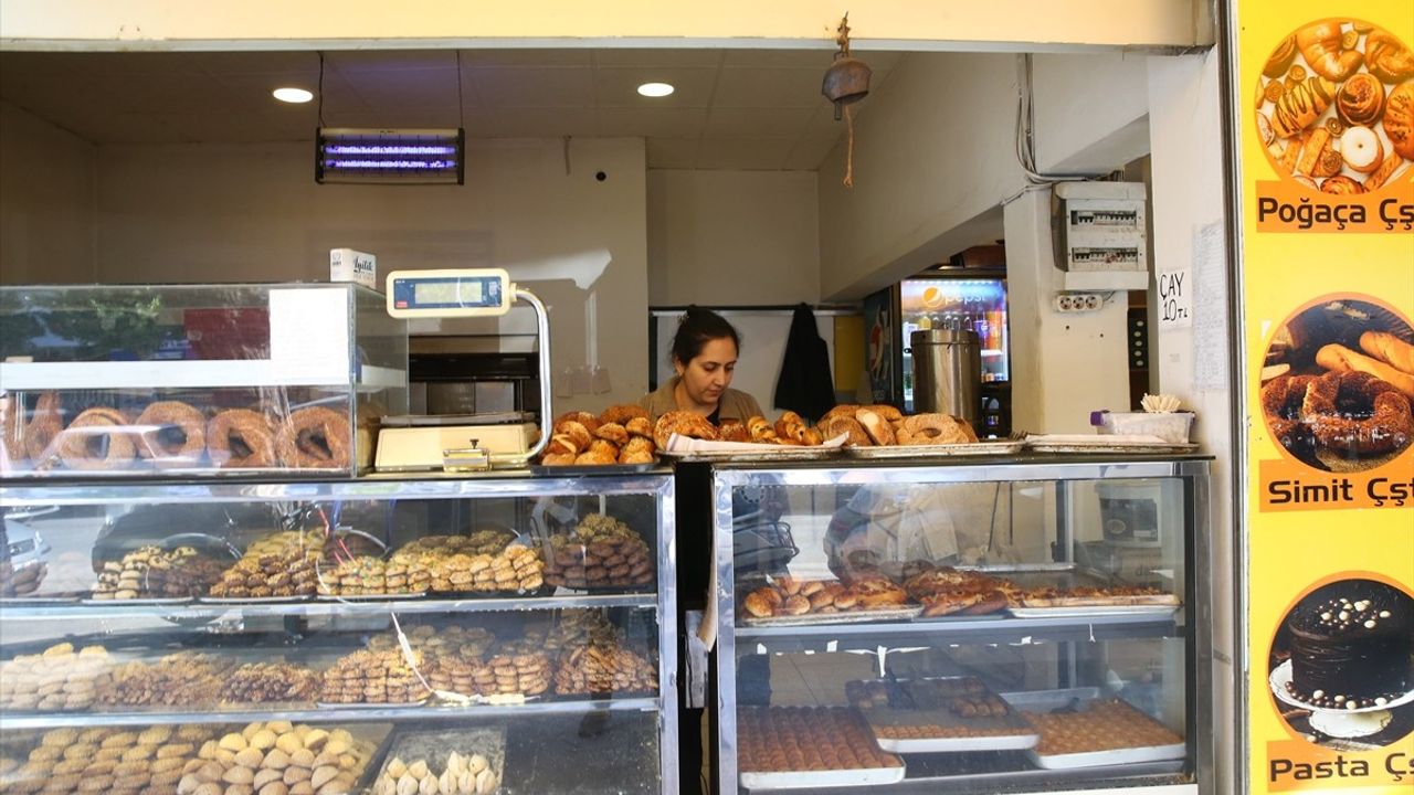 Hatay'da Simit Fırınında Üşüyen Kadının Hırsızlık Anı Güvenlik Kamerasında