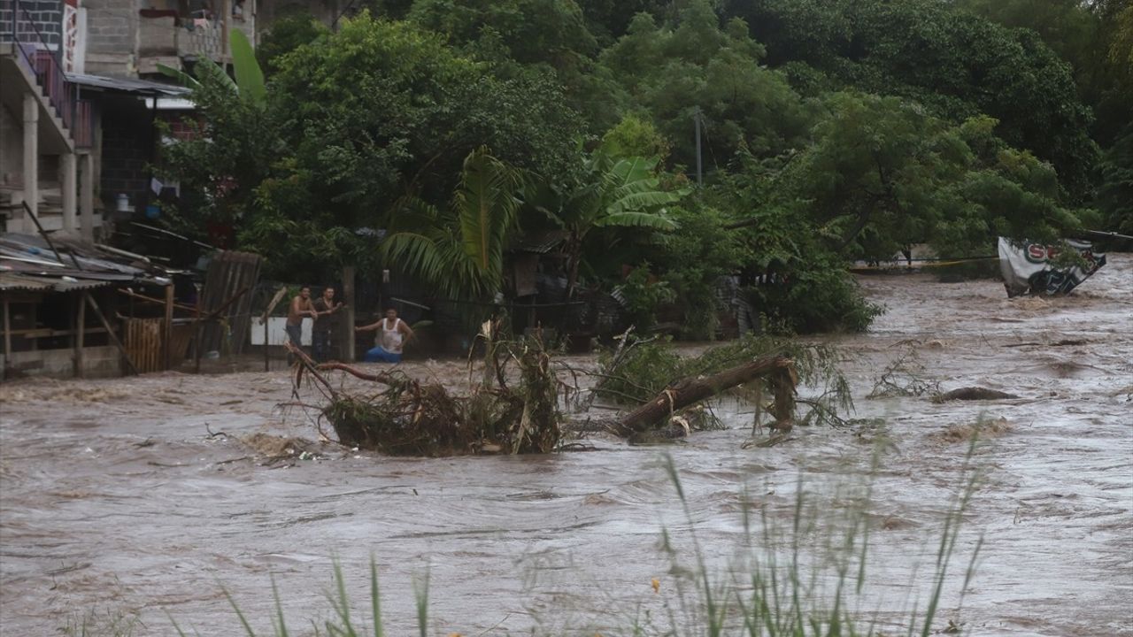 Honduras, Sara Tropik Fırtınası Nedeniyle Ulusal Acil Durum İlan Etti
