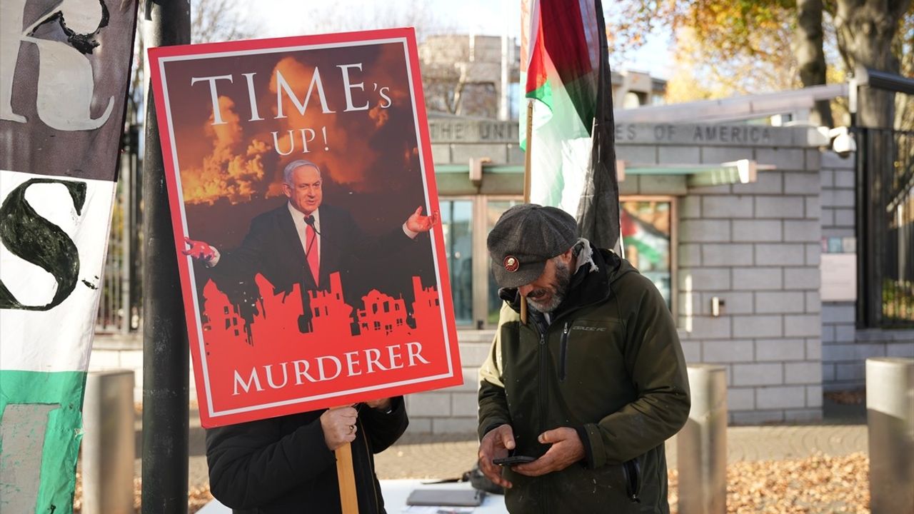 İrlanda'da ABD Büyükelçiliği Önünde Filistin Dayanışma Eylemi Başlatıldı