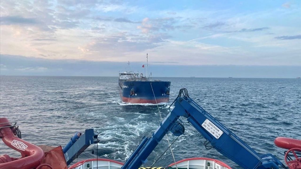 İstanbul Boğazı'nda Makine Arızası Yapan Tanker Kurtarıldı