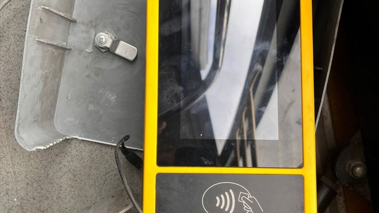 İstanbul'da Çalınan Özel Halk Otobüsü Parçalarken Yakalandılar