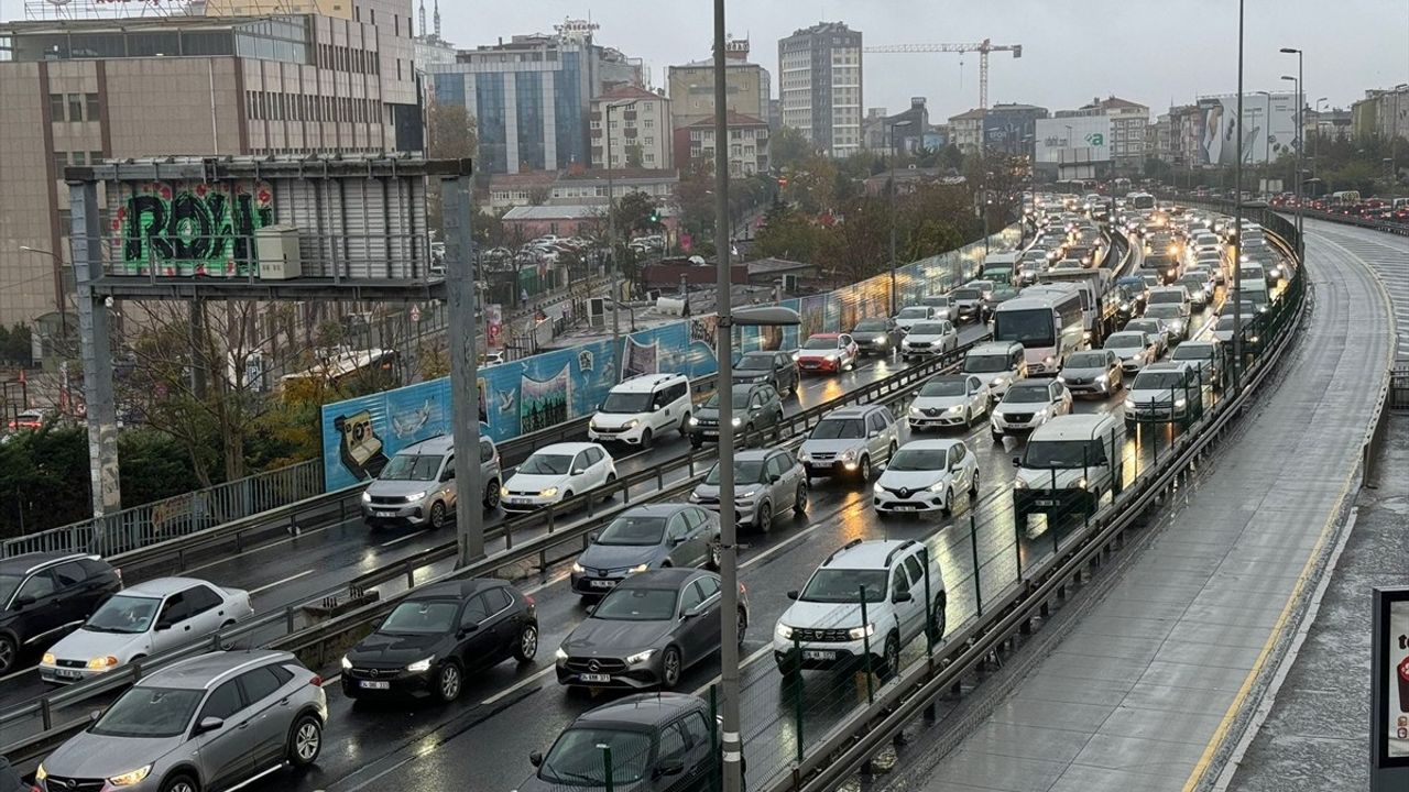 İstanbul'da Haftanın Son Mesai Gününde Trafik Yoğunluğu Artıyor