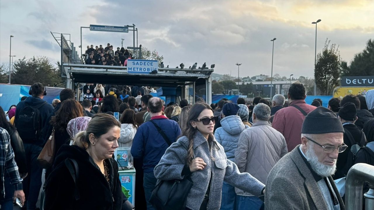 İstanbul'da Metrobüs Duraklarında Yolcu Yoğunluğu Yeni Takip Edildi
