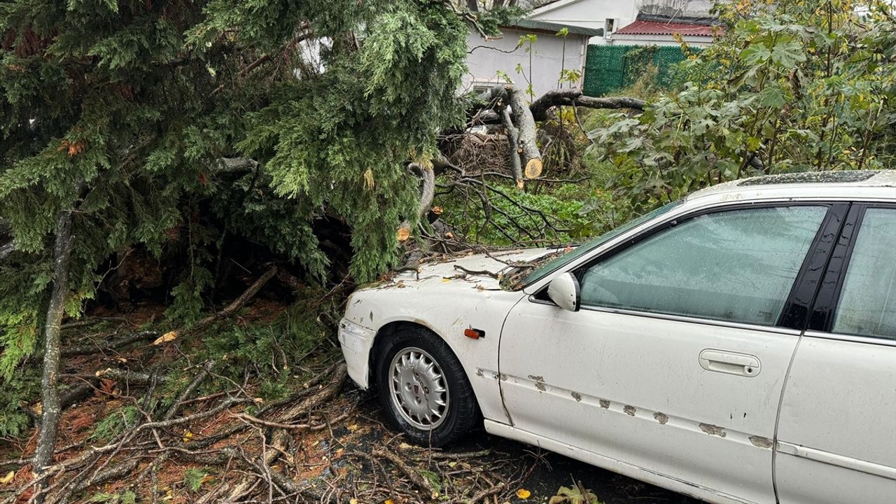 İstanbul'da Sağanak Yağış ve Rüzgar Ulaşımı Olumsuz Etkiliyor
