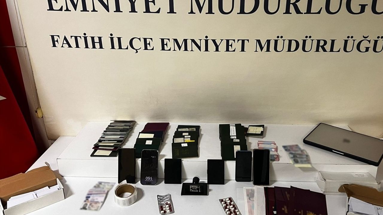 İstanbul'da Sahte Pasaport ve Kimlik Düzenleyen 3 Kişi Tutuklandı