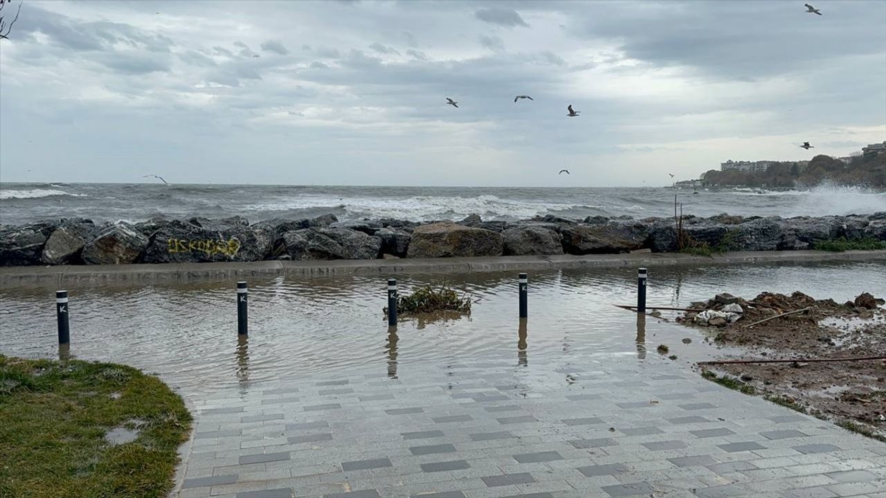 İstanbul'da Şiddetli Lodos Su Birikintilerine Neden Oldu