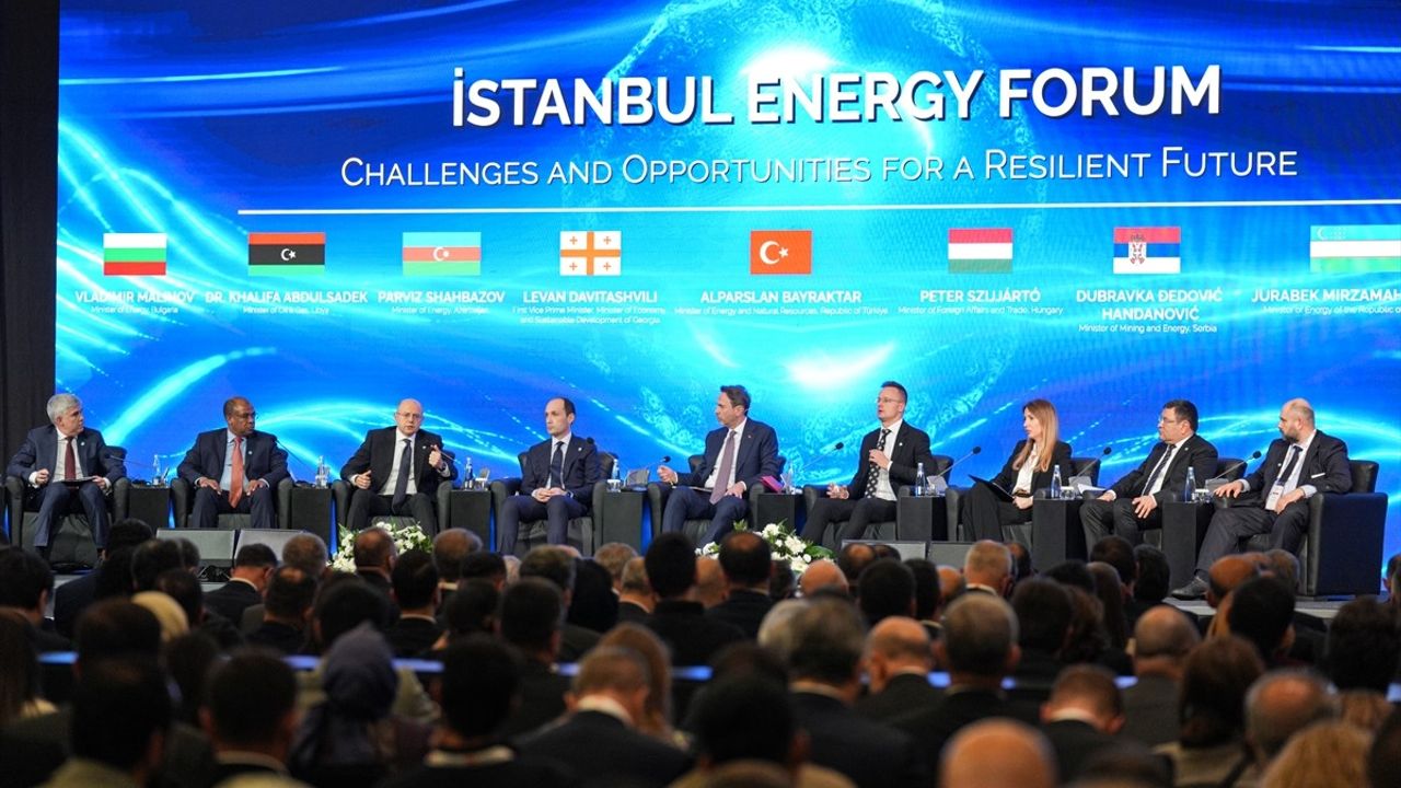 İstanbul Enerji Forumu'nda Enerji Bakanları Bölgesel İşbirliğini Vurguladı