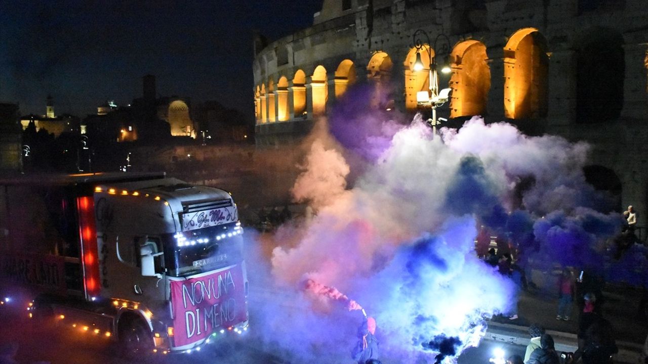 İtalya'da Kadına Yönelik Şiddet Protestosu: 'Non Una di Meno' Yürüyüşü