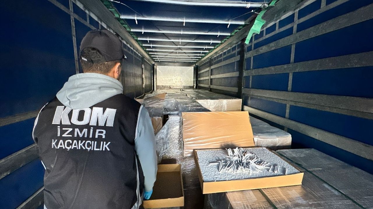 İzmir'de 2.4 Milyon Doldurulmuş Makaron Ele Geçirildi