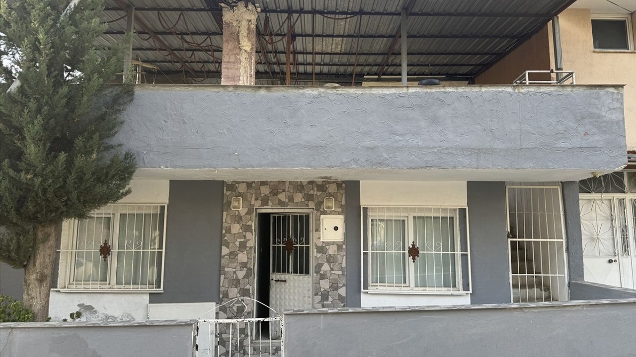 İzmir'de Duvarı Yıkarak Hırsızlık Yapan Şüpheliler Aranıyor