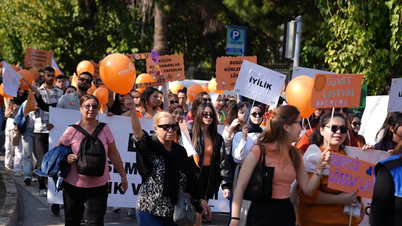 İzmir'de Lösemi Farkındalık Yürüyüşü Yapıldı