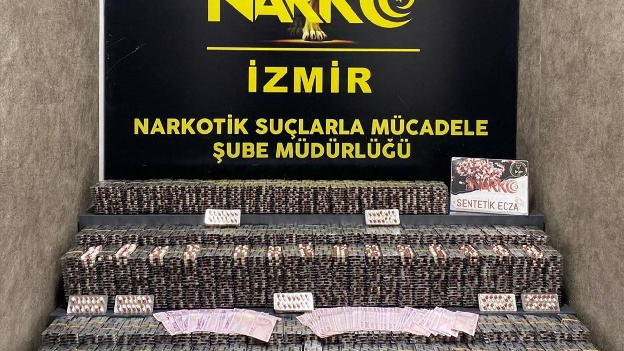 İzmir'de Uyuşturucu Operasyonu: 53 Bin Sentetik Ecza Ele Geçirildi, İki Şüpheli Tutuklandı