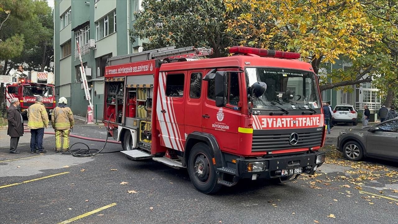 Kadıköy'de Restoran Bacasında Yangın: İtfaiye Ekipleri Müdahale Etti