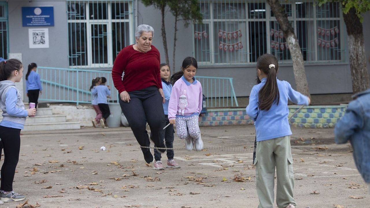 Kansere karşı verdiği savaşta zafere ulaşan Emine Öğretmen, öğrencilerine geri döndü