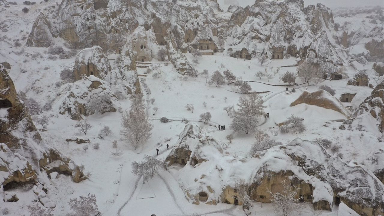 Kapadokya'da Kar Yağışı, Turistlere Unutulmaz Bir Deneyim Sundurdu