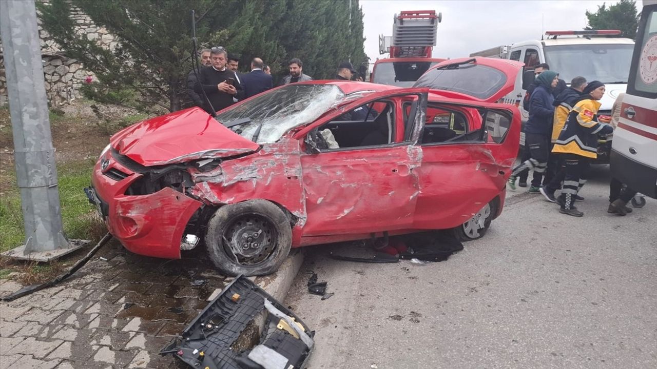 Karabük'te Aydınlatma Direğine Çarpan Otomobilde 1'i Ağır 3 Yaralı