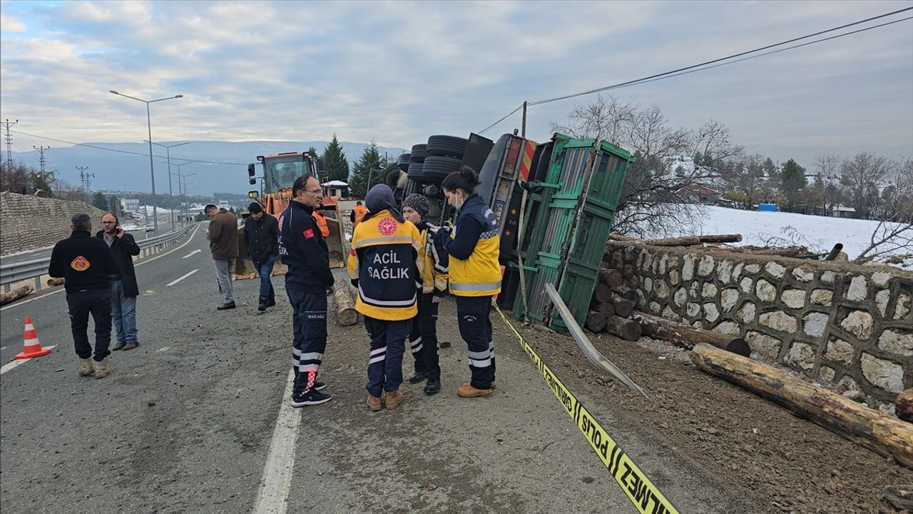 Karabük'te Tomruk Yüklü Kamyon Devrildi: 2 Kayıp