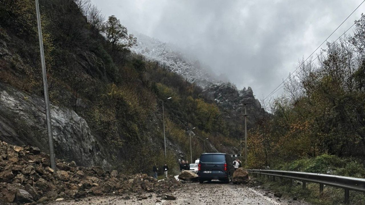 Karabük-Zonguldak Karayolunda Heyelan Nedeniyle Ulaşım Aksadı