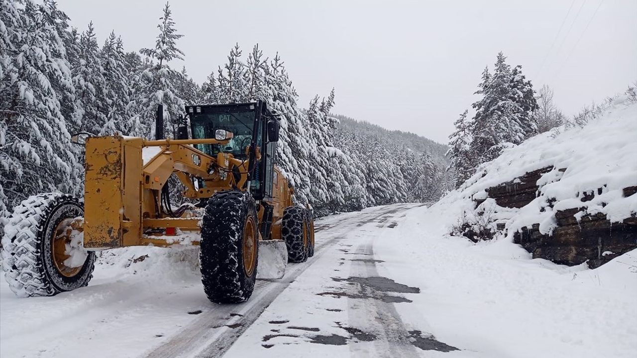 Karadeniz Bölgelerinde Karla Mücadele Çalışmaları Sürüyor