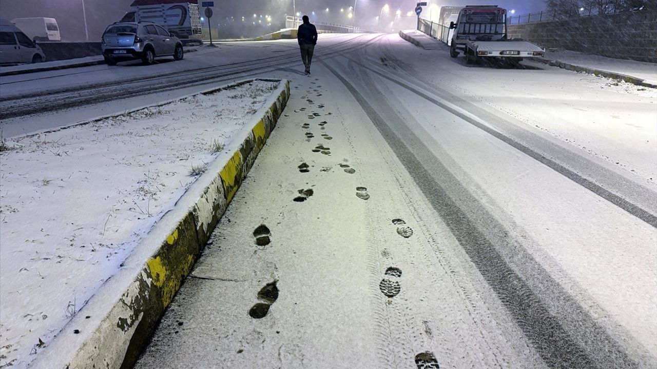 Kars ve Ardahan'da Kar Yağışı Hayatı Olumsuz Etkiledi