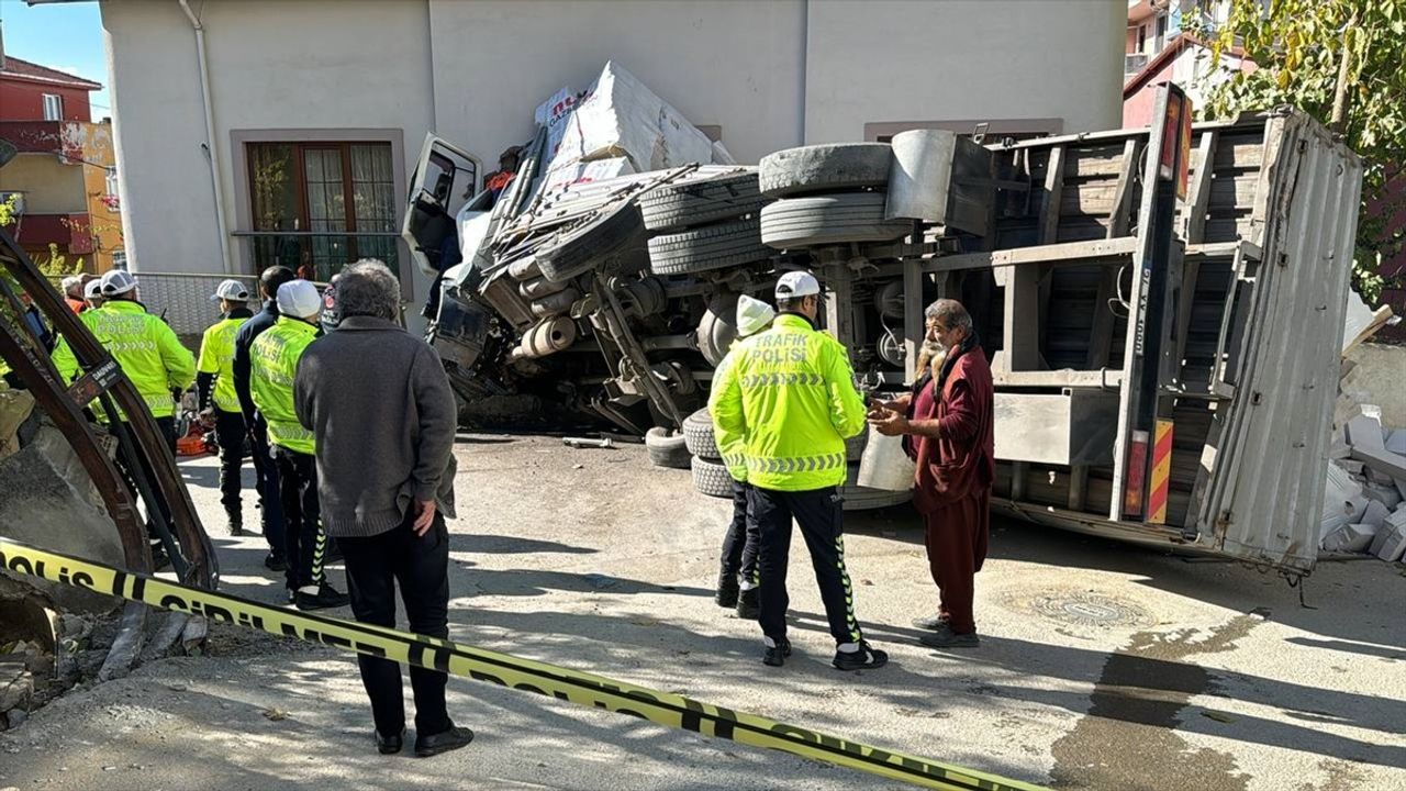 Kartal'da Kontrolden Çıkan Kamyon Evde Devrildi, Sürücü Yaralandı