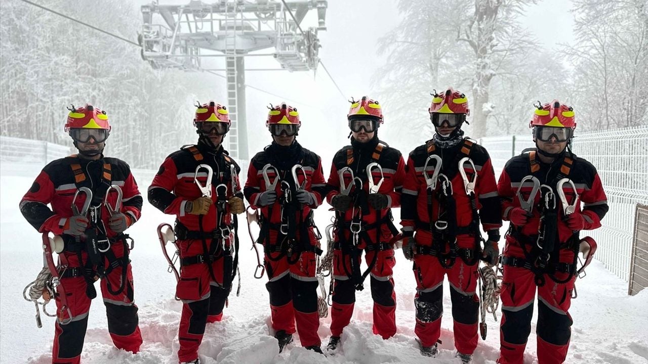 Kartepe Teleferiği'nde Kar Yağışı Altında Kurtarma Tatbikatı Gerçekleştirildi