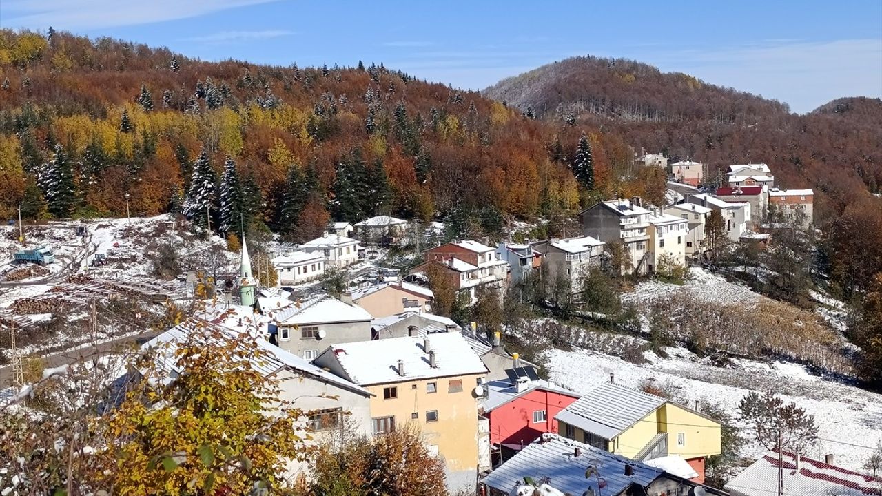 Kastamonu'da Sonbaharın Renklerine Kar Yağışı Eklendi