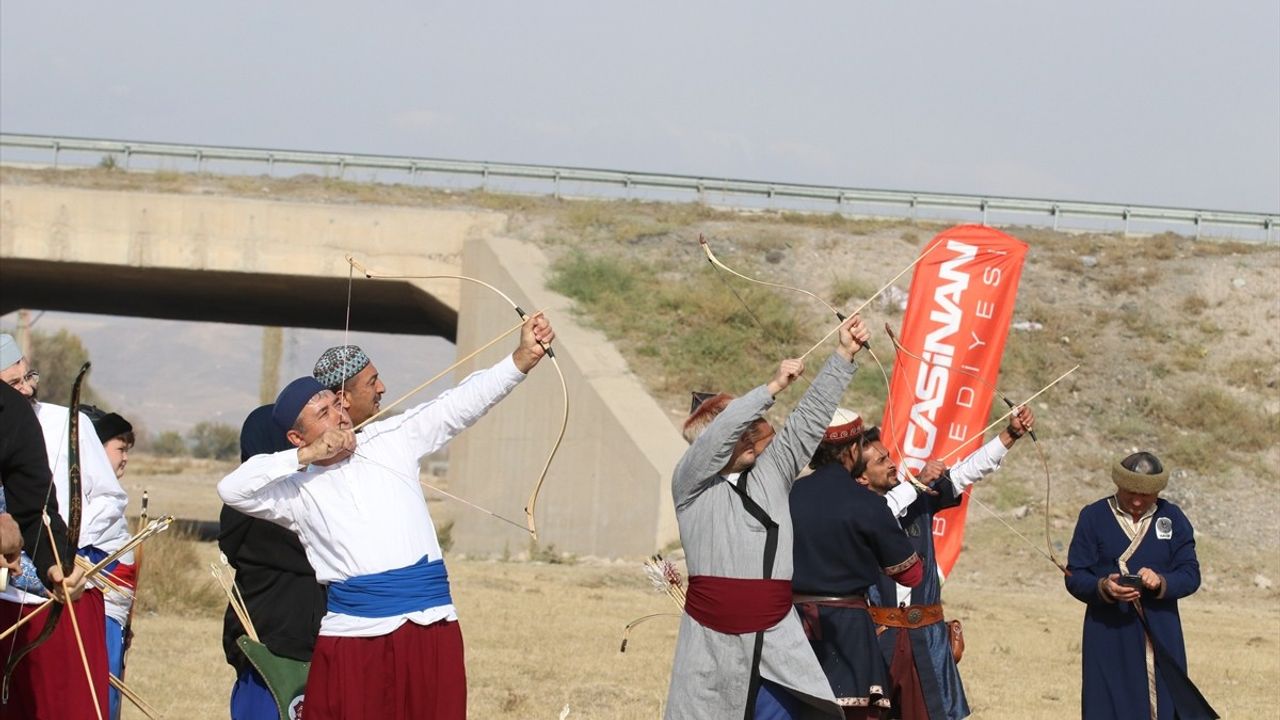 Kayseri'de Geleneksel Türk Okçuluğu Hava Koşusu Şampiyonası Gerçekleşti