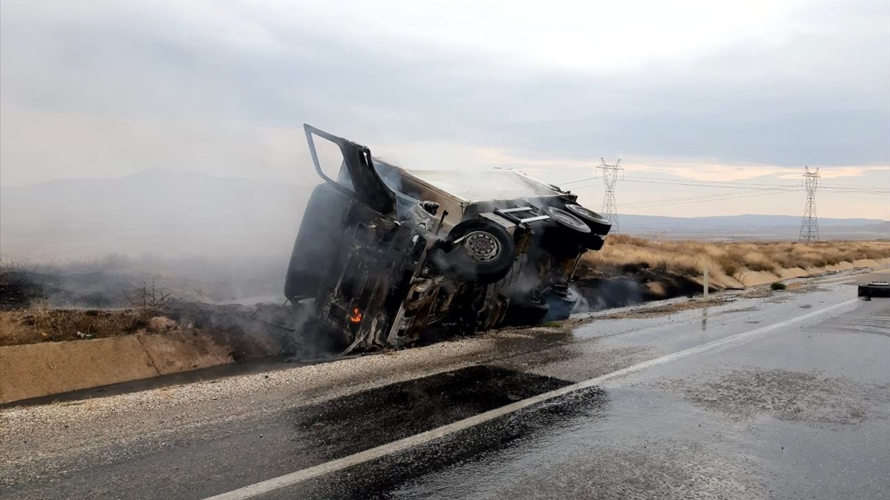 Kırıkkale'de Alev Alan Kamyon Devrildi