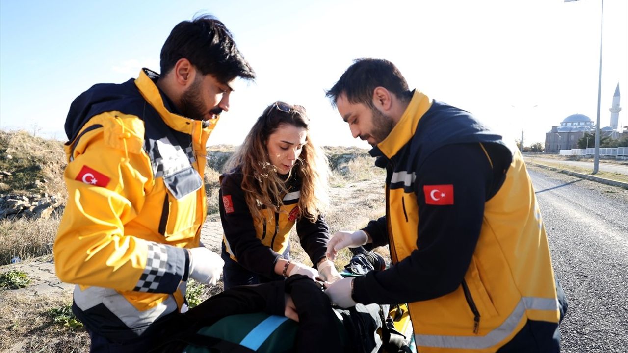 Kırklareli'nde Kadın Paramedik Ambulans Şoförü Hayat Kurtarıyor