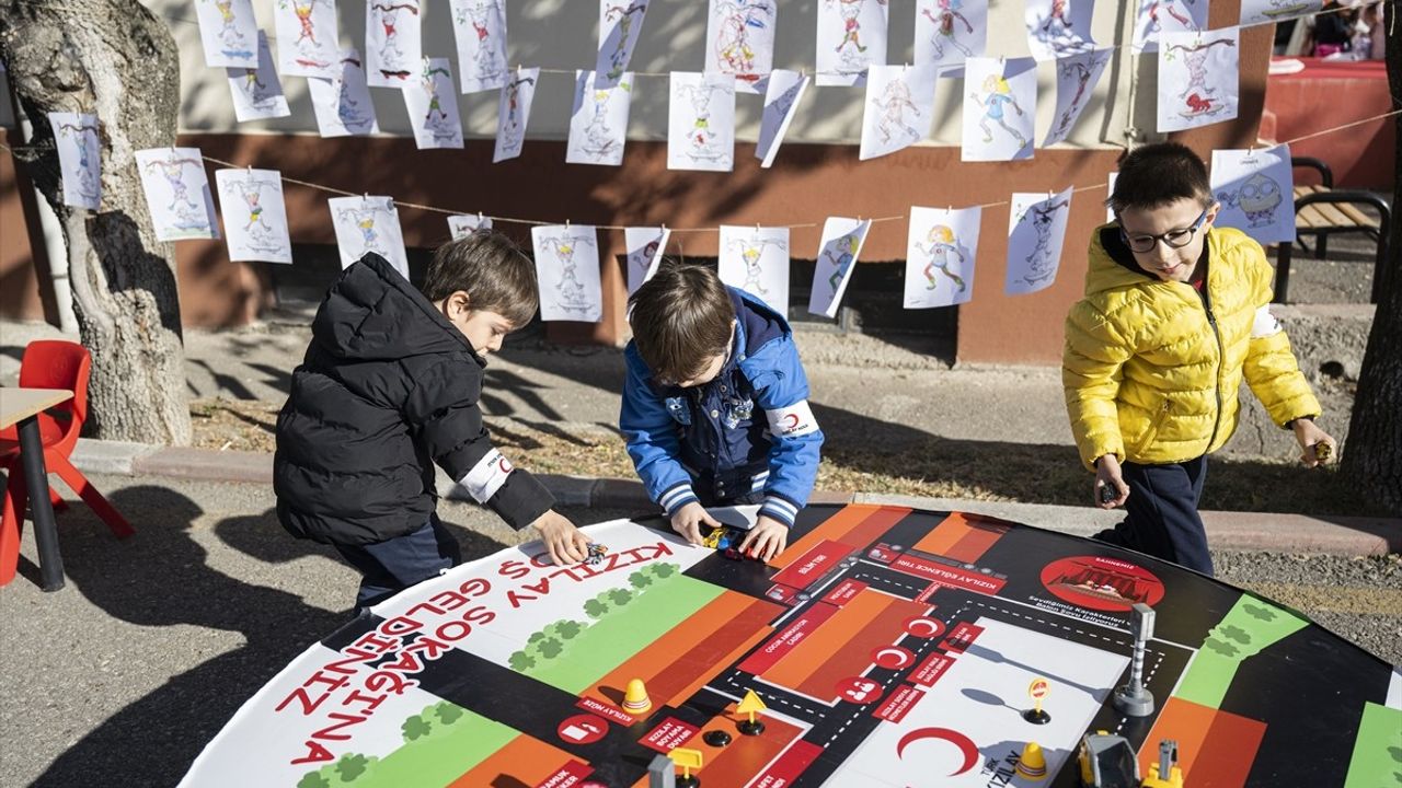 Kızılay Haftası'nda Miniklerle El Ele