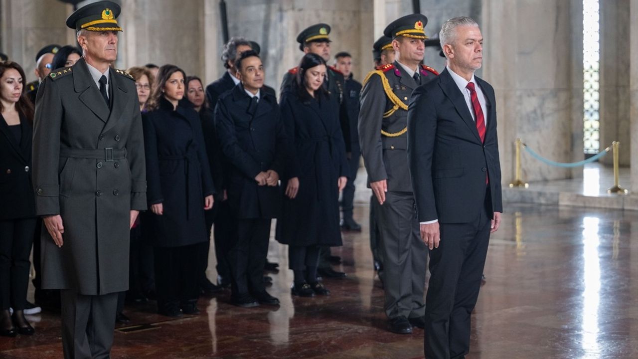 KKTC Büyükelçisi Korukoğlu, Anıtkabir'i Ziyaret Etti
