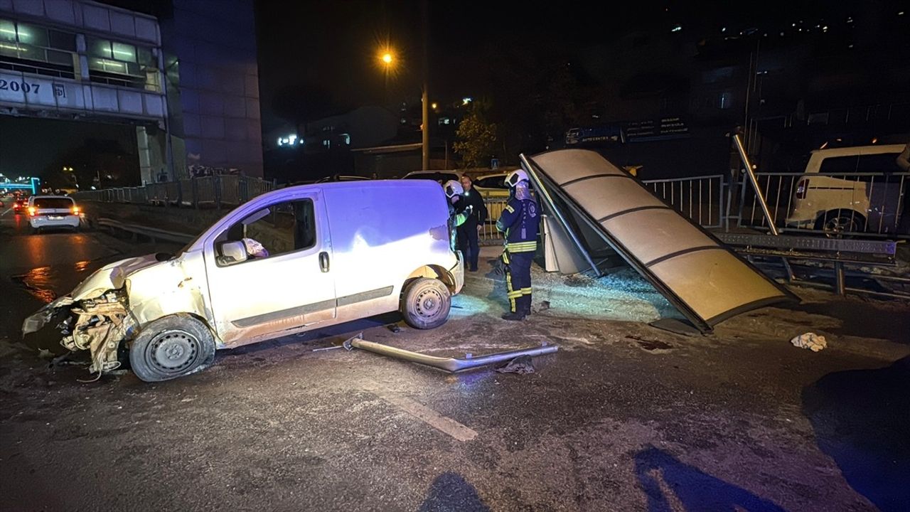 Kocaeli'de Otobüs Durağına Çarpan Araçta Sürücü Yaralandı