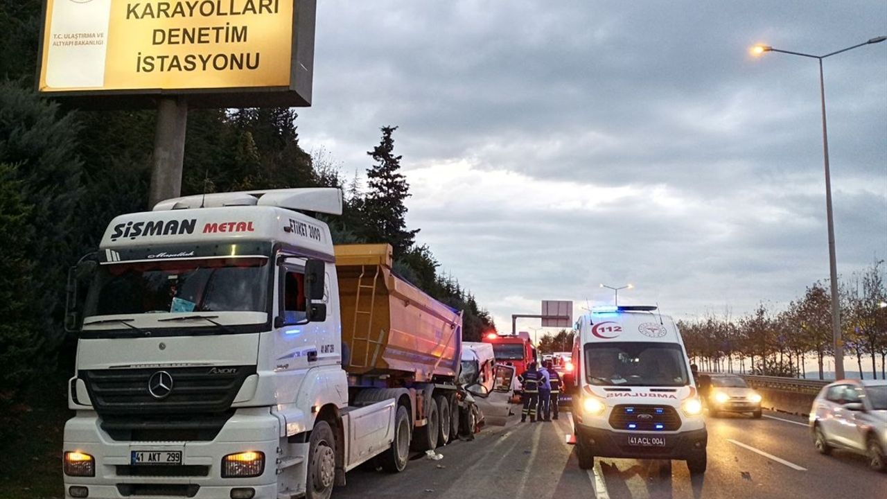 Kocaeli Karamürsel'de Minibüs Tıra Çarptı: 2 Yaralı