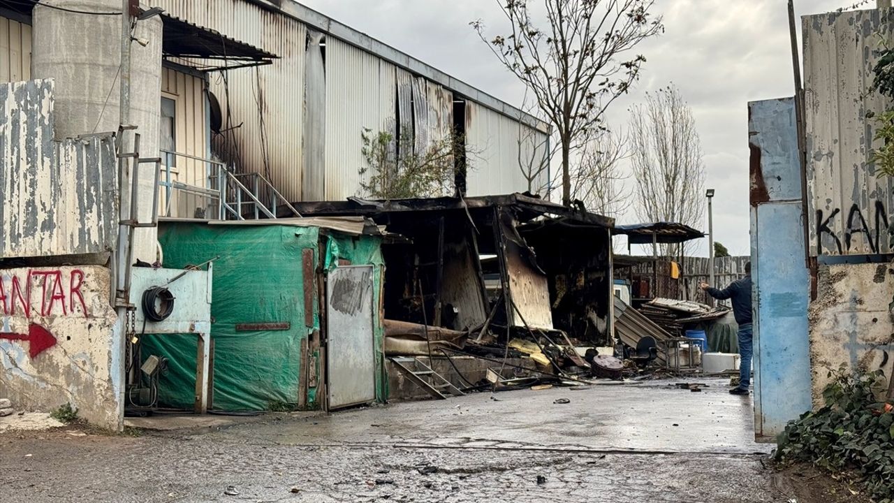 Kocaeli'nin Çayırova İlçesinde Yangın: İki İş Yeri Hasar Gördü