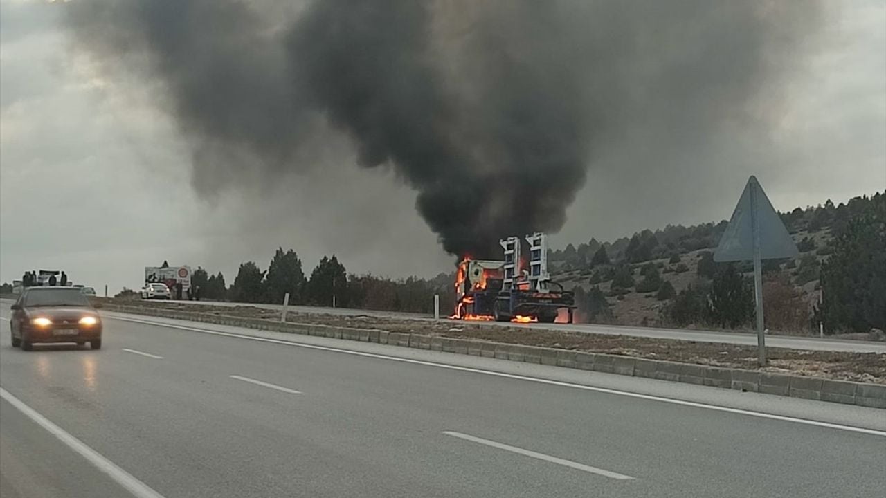 Konya'da Seyir Halindeyken Yanan Çekici Kullanılamaz Hale Geldi