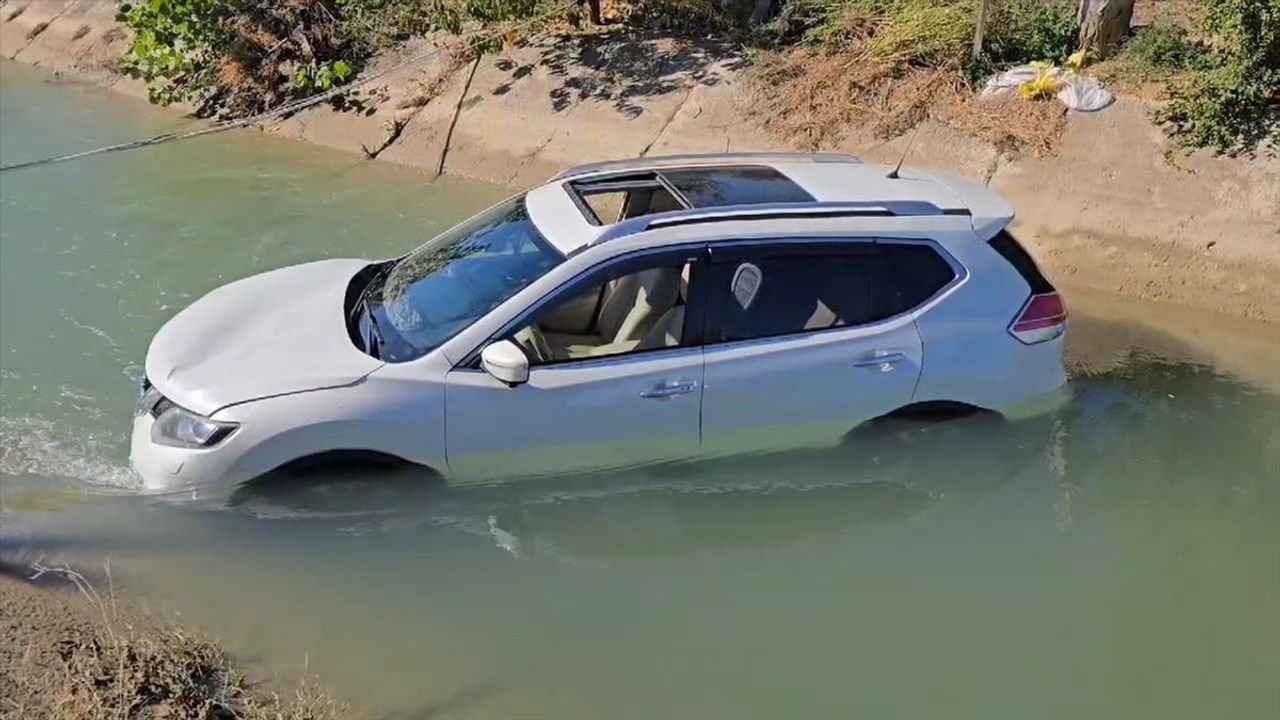 Kozan'da Köpeğe Çarpmamak İçin Kanala Düşen Araç