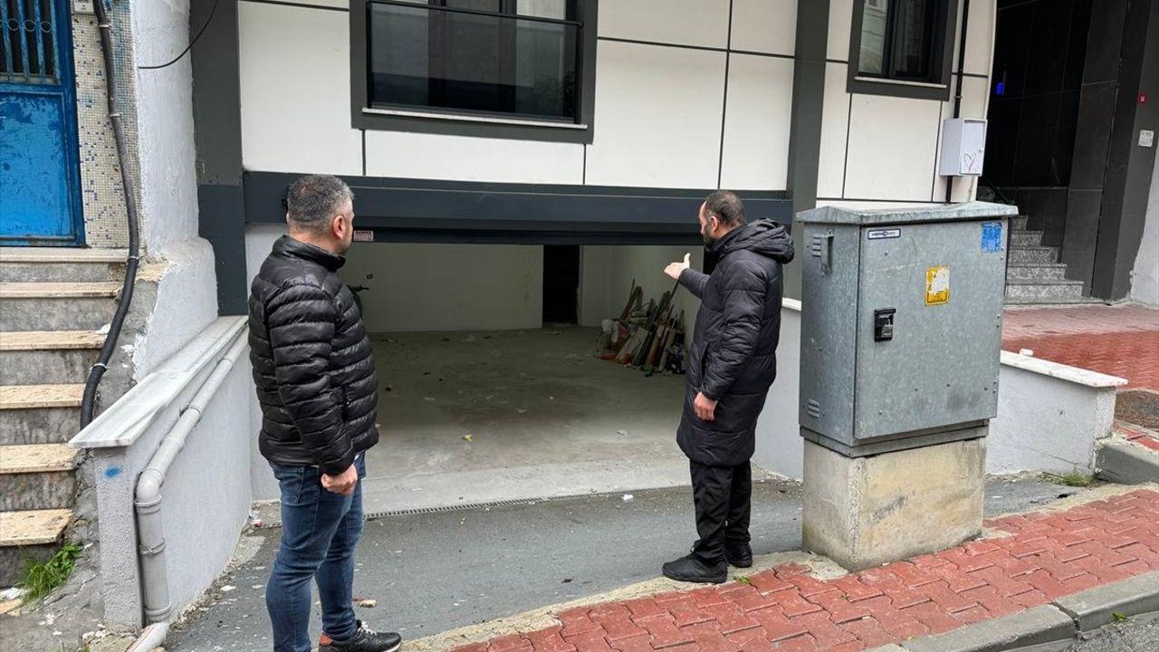 Küçükçekmece'de Apartman Sakinleri Elektrik Panosunun Yerine Dikkat Çekiyor