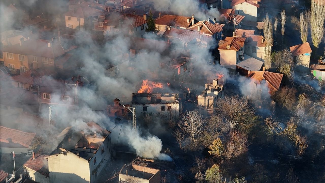 Kütahya'da Çöplük Yangını Evleri Tehdit Ediyor