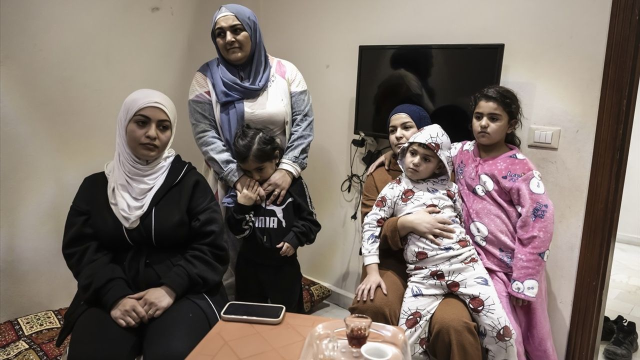 Lübnan'da Bombardımandan Kaçan Aileler Güvenli Bölgelere Sığındı
