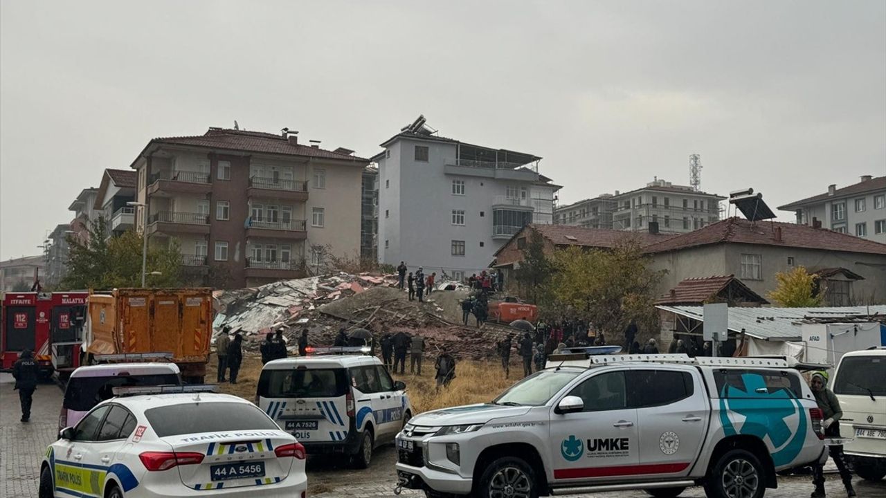 Malatya'da Yıkım Sırasında Kepçe Operatörü Enkaz Altında Kaldı