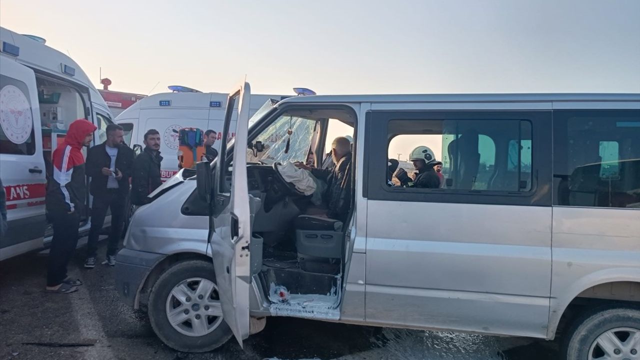 Mardin'de Tur Otobüsü ile Minibüs Çarpıştı: 5 Yaralı