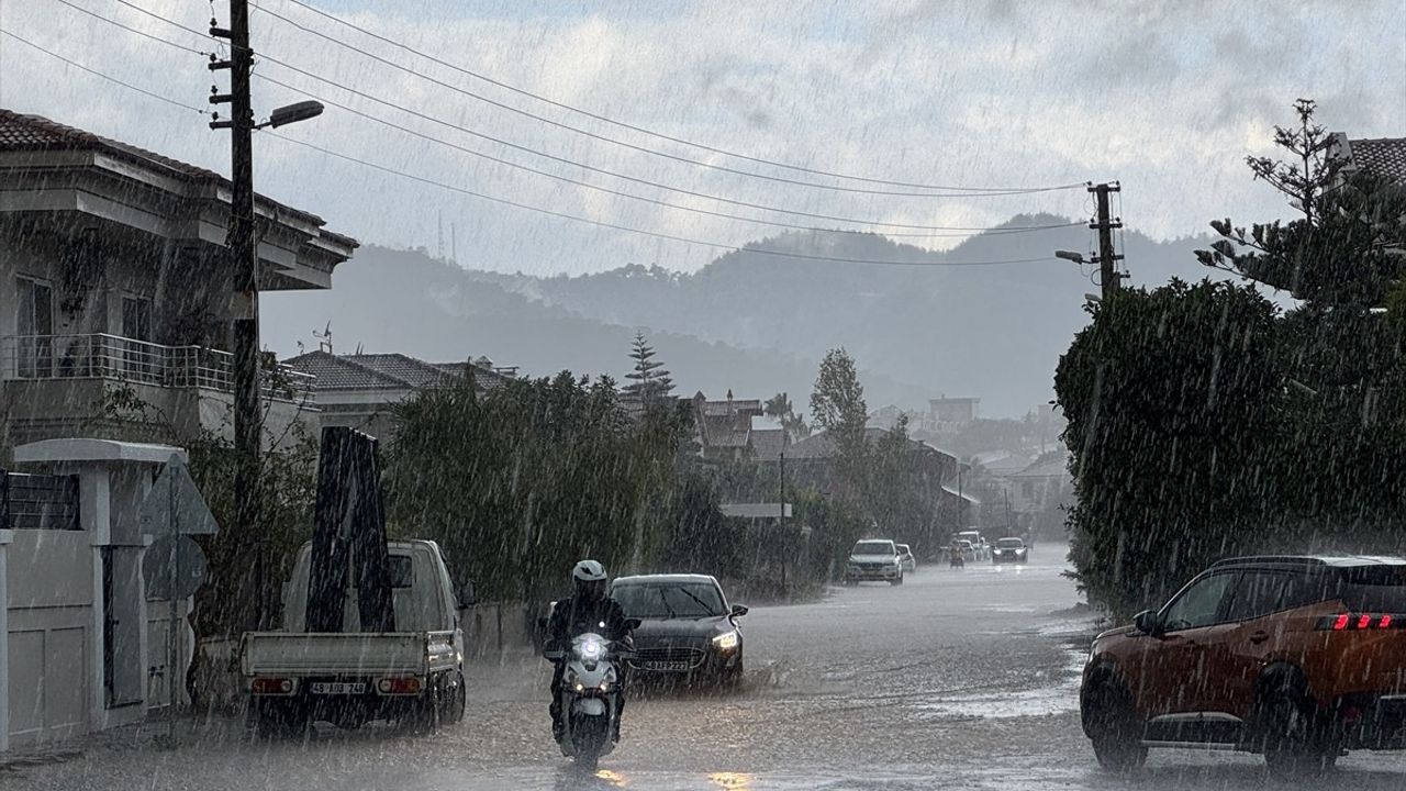 Marmaris'te Sağanak Yağış Hayatı Olumsuz Etkiledi