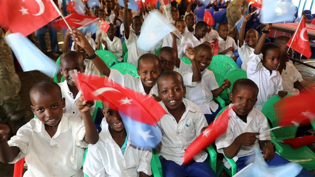 Mehmetçik'ten Somali'deki Yetim Çocuklara Yardım Eli