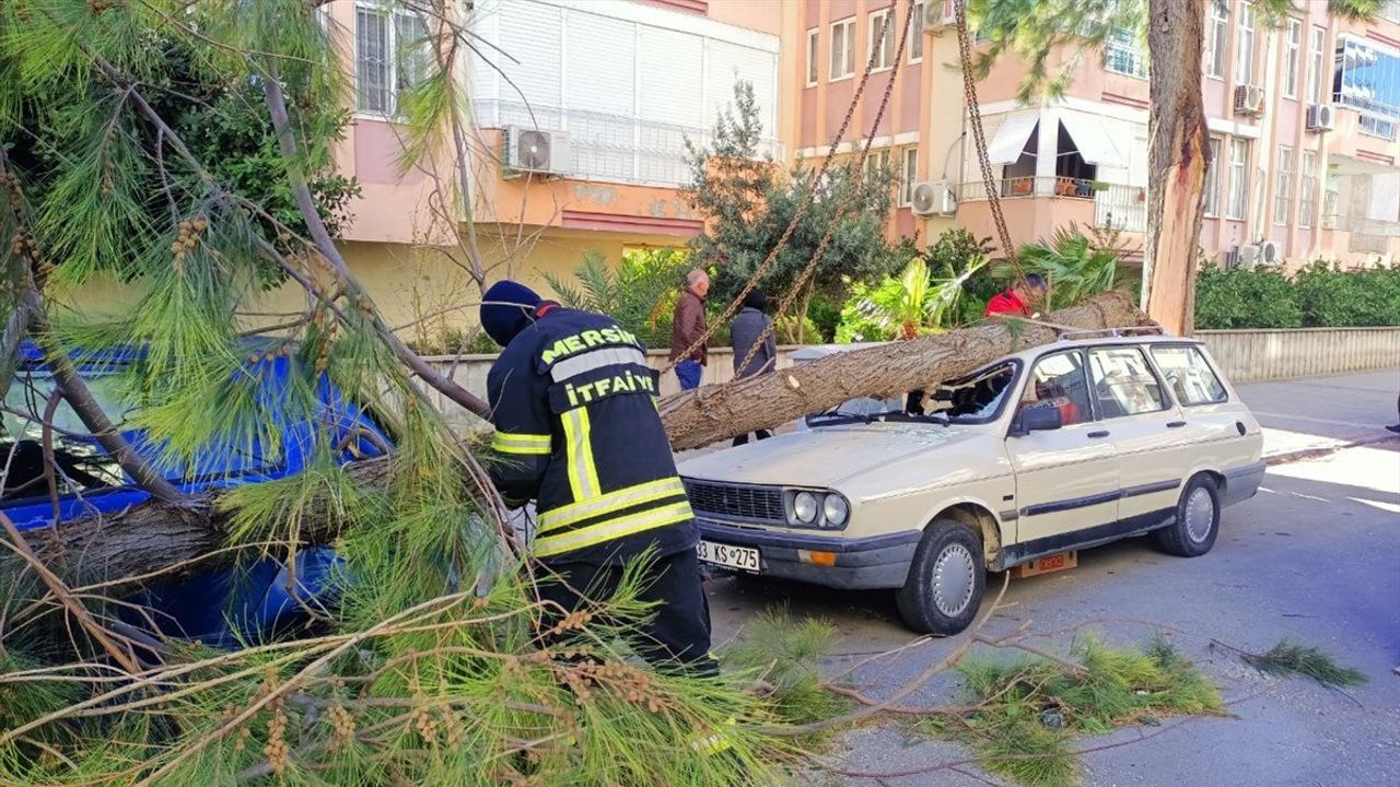 Mersin'de Şiddetli Rüzgar Sonucu Çatılar Uçtu: 1 Ölü, 1 Yaralı